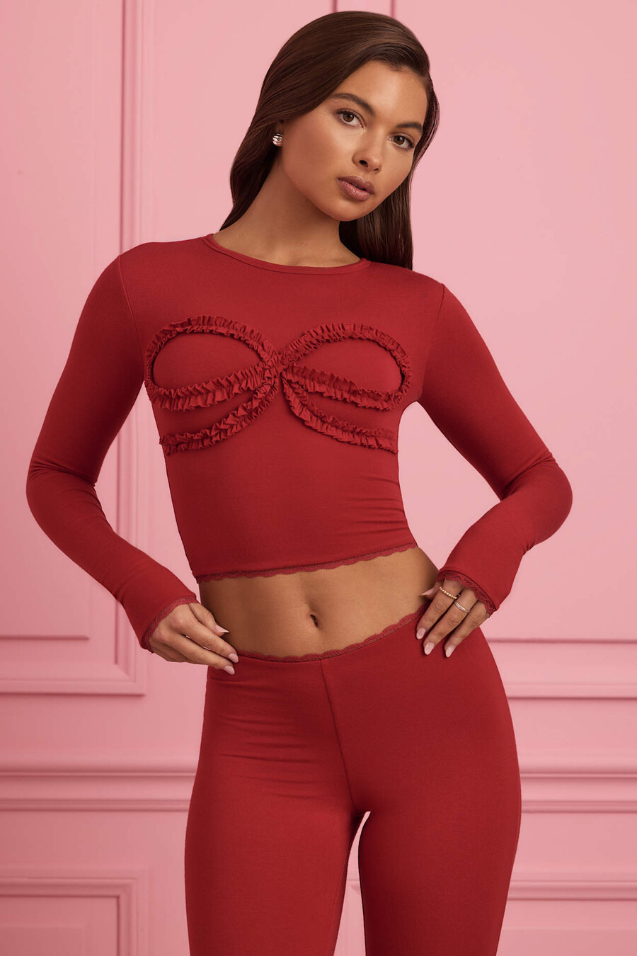 blusa de pijama com apliques e detalhes em renda na cor vermelho rubi