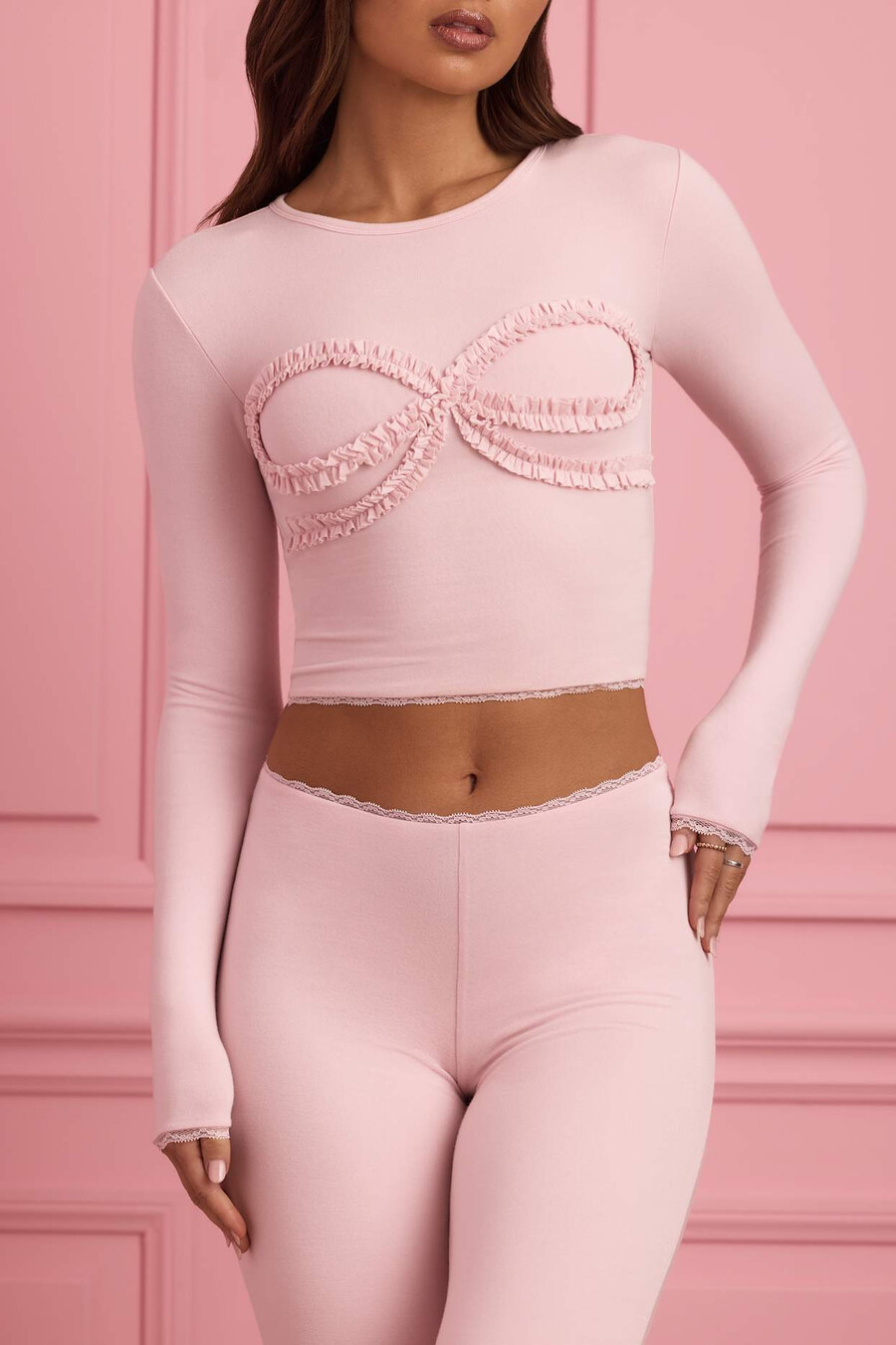 blusa de pijama rosa bebê com apliques e detalhes em renda.