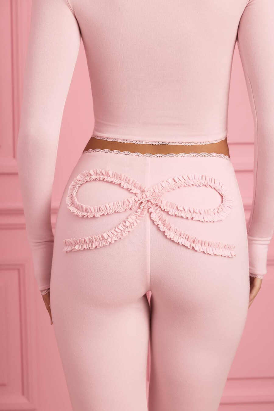 calça de pijama com apliques e detalhes em renda na cor rosa bebê