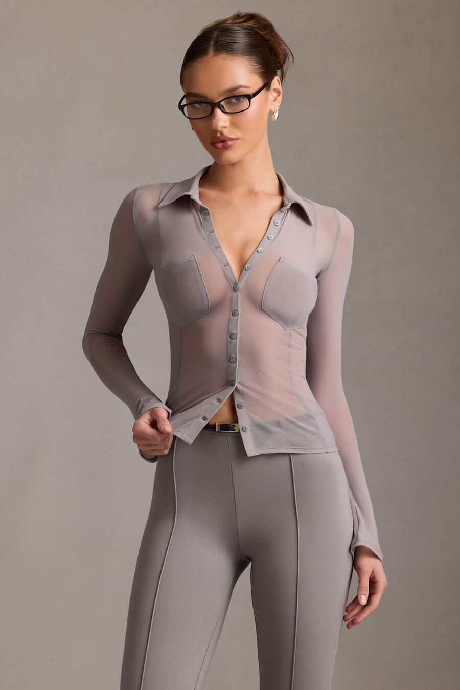 camisa transparente de manga comprida na cor cinza.