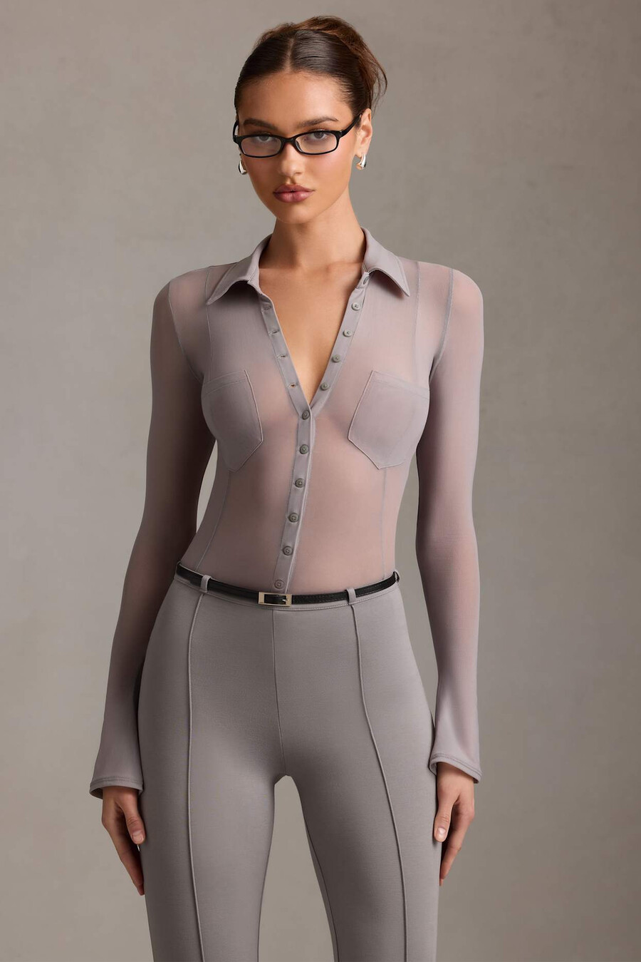 camisa transparente de manga comprida na cor cinza.