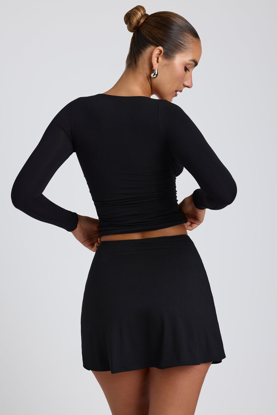 saia-calça mini evasê em modal na cor preta.