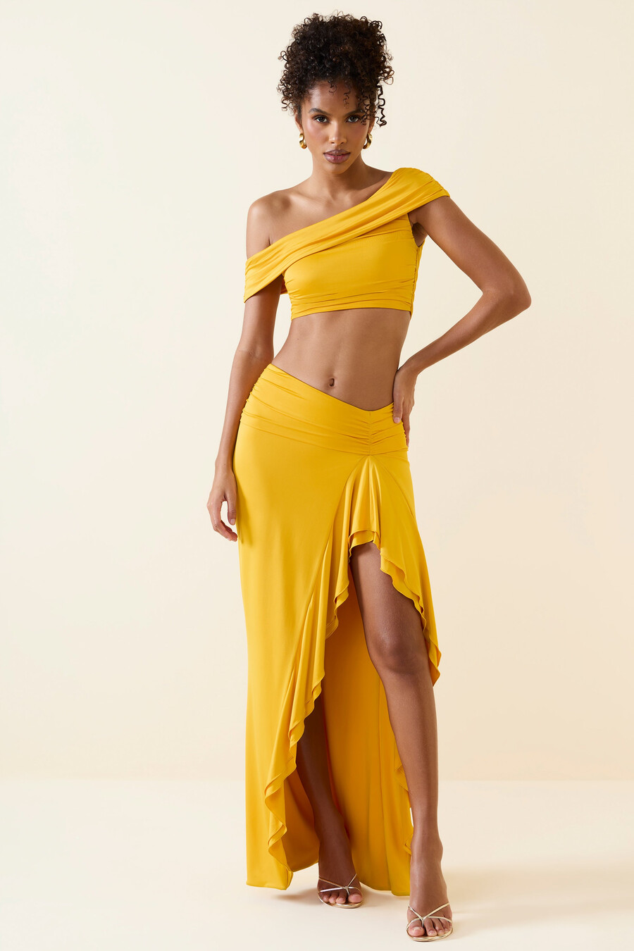 saia maxi assimétrica com babados e cintura baixa em amarelo dourado