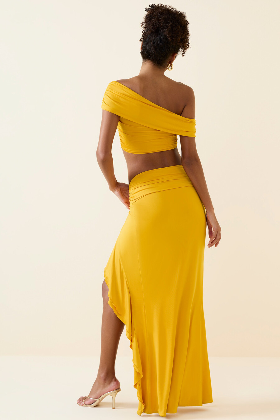 saia maxi assimétrica com babados e cintura baixa em amarelo dourado
