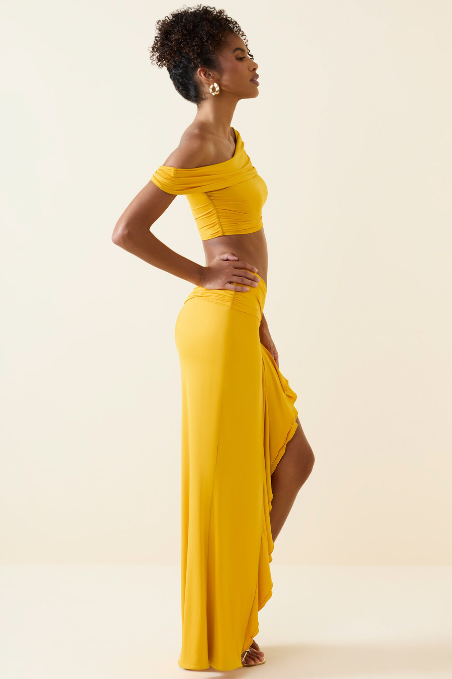 saia maxi assimétrica com babados e cintura baixa em amarelo dourado