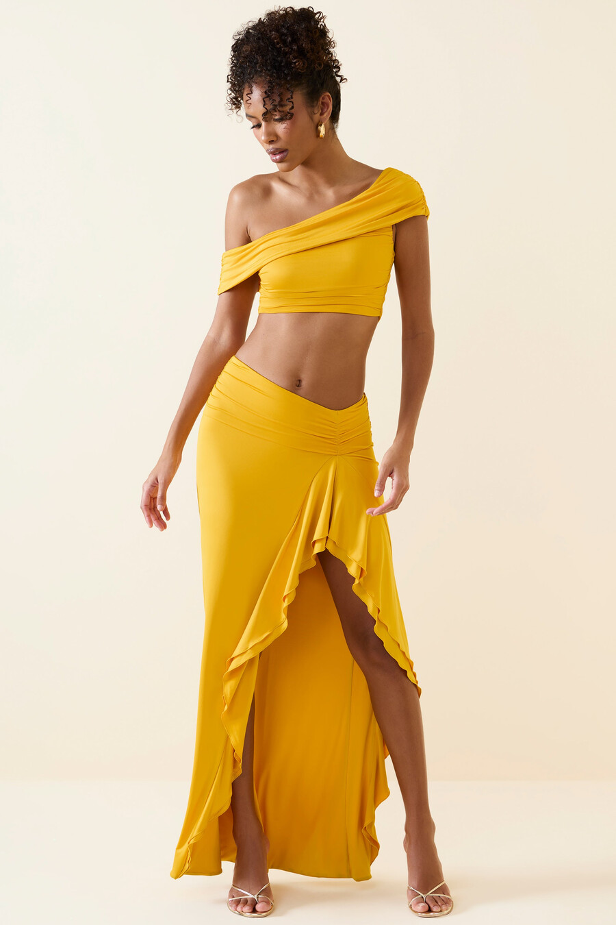 saia maxi assimétrica com babados e cintura baixa em amarelo dourado