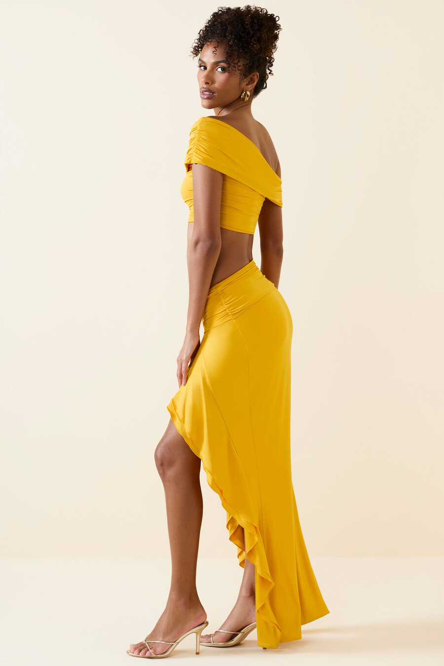 saia maxi assimétrica com babados e cintura baixa em amarelo dourado