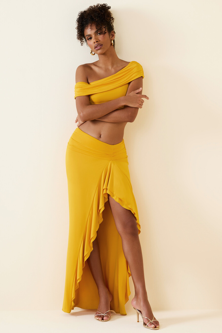 saia maxi assimétrica com babados e cintura baixa em amarelo dourado