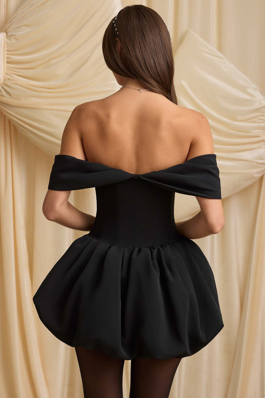 vestido curto corset preto com ombros à mostra camadas e barra balonê.