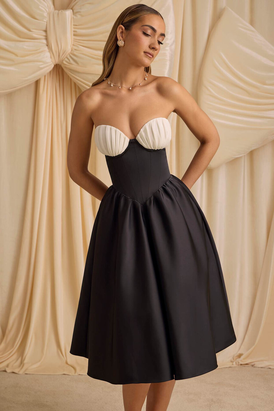 vestido midi tomara que caia com espartilho na cor preta