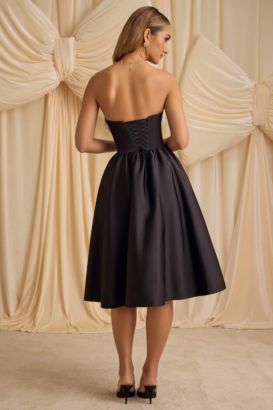 vestido midi tomara que caia com espartilho na cor preta