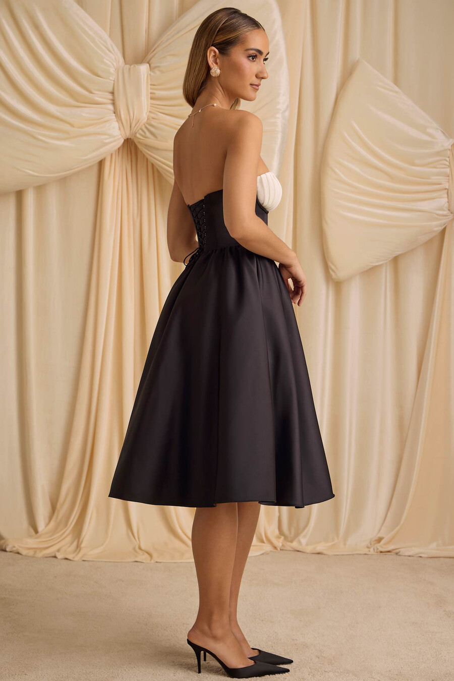 vestido midi tomara que caia com espartilho na cor preta