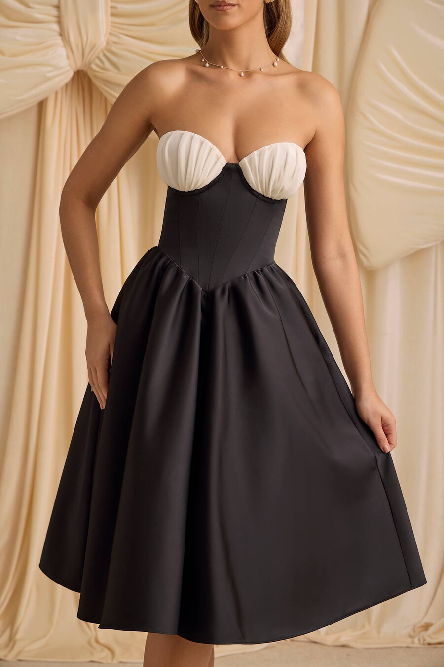 vestido midi tomara que caia com espartilho na cor preta