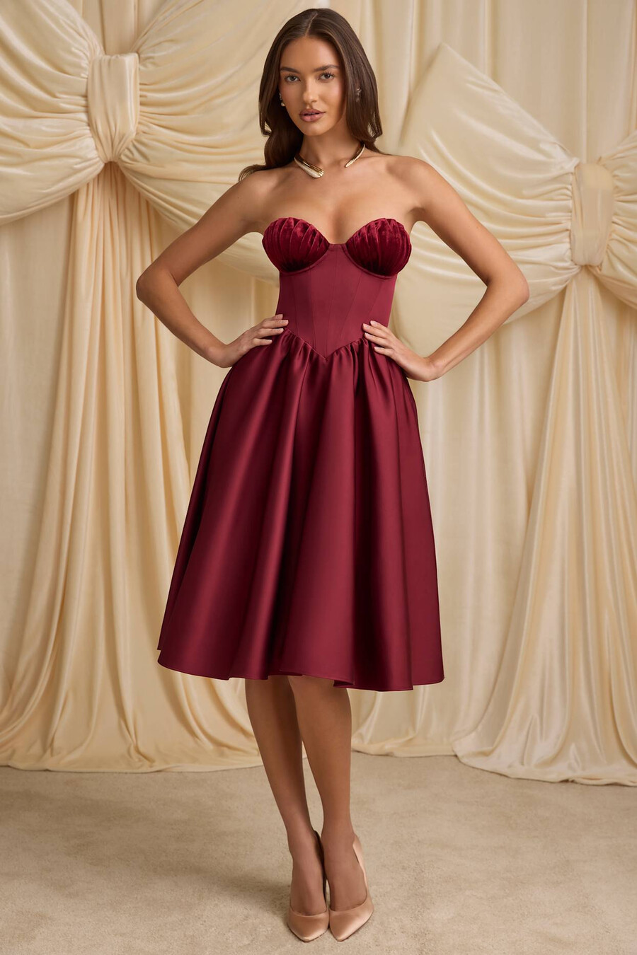vestido midi tomara que caia estilo corset na cor vermelho vinho