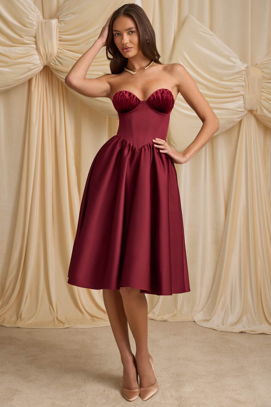 vestido midi tomara que caia estilo corset na cor vermelho vinho
