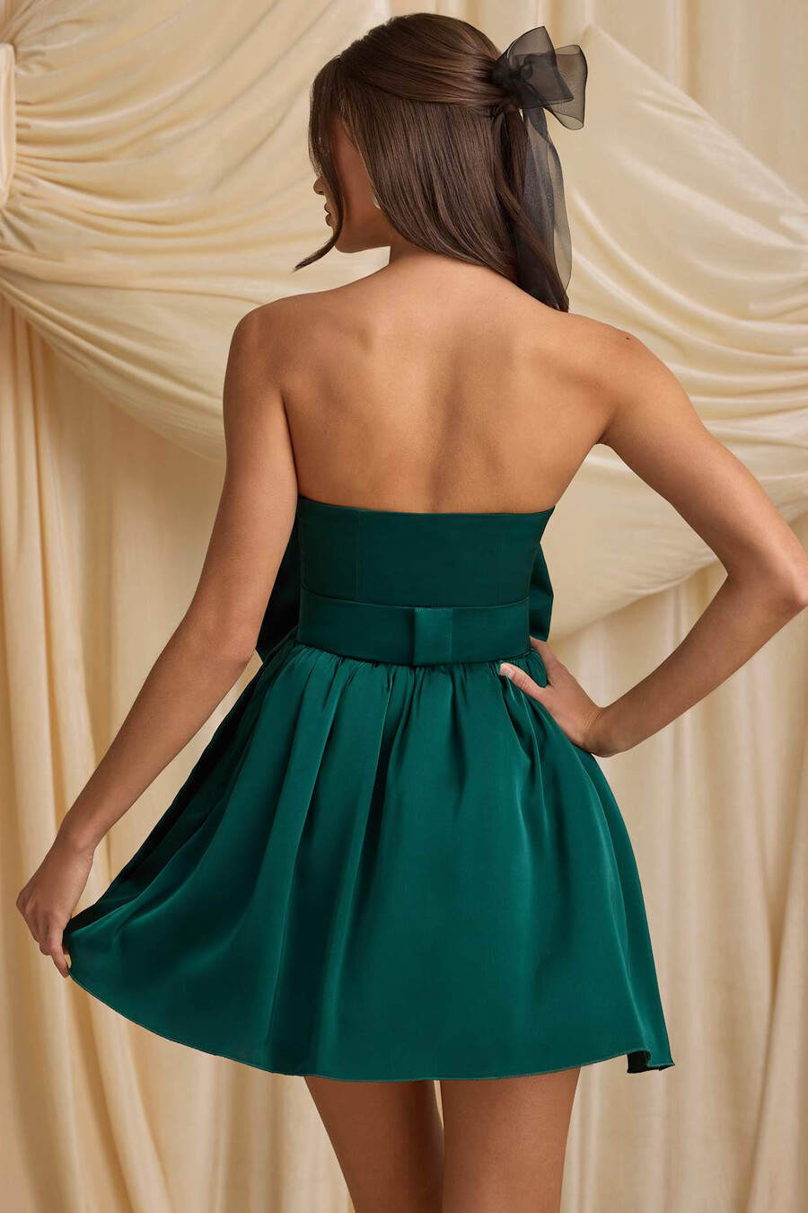 vestido curto corset com detalhe de laço na cor verde esmeralda
