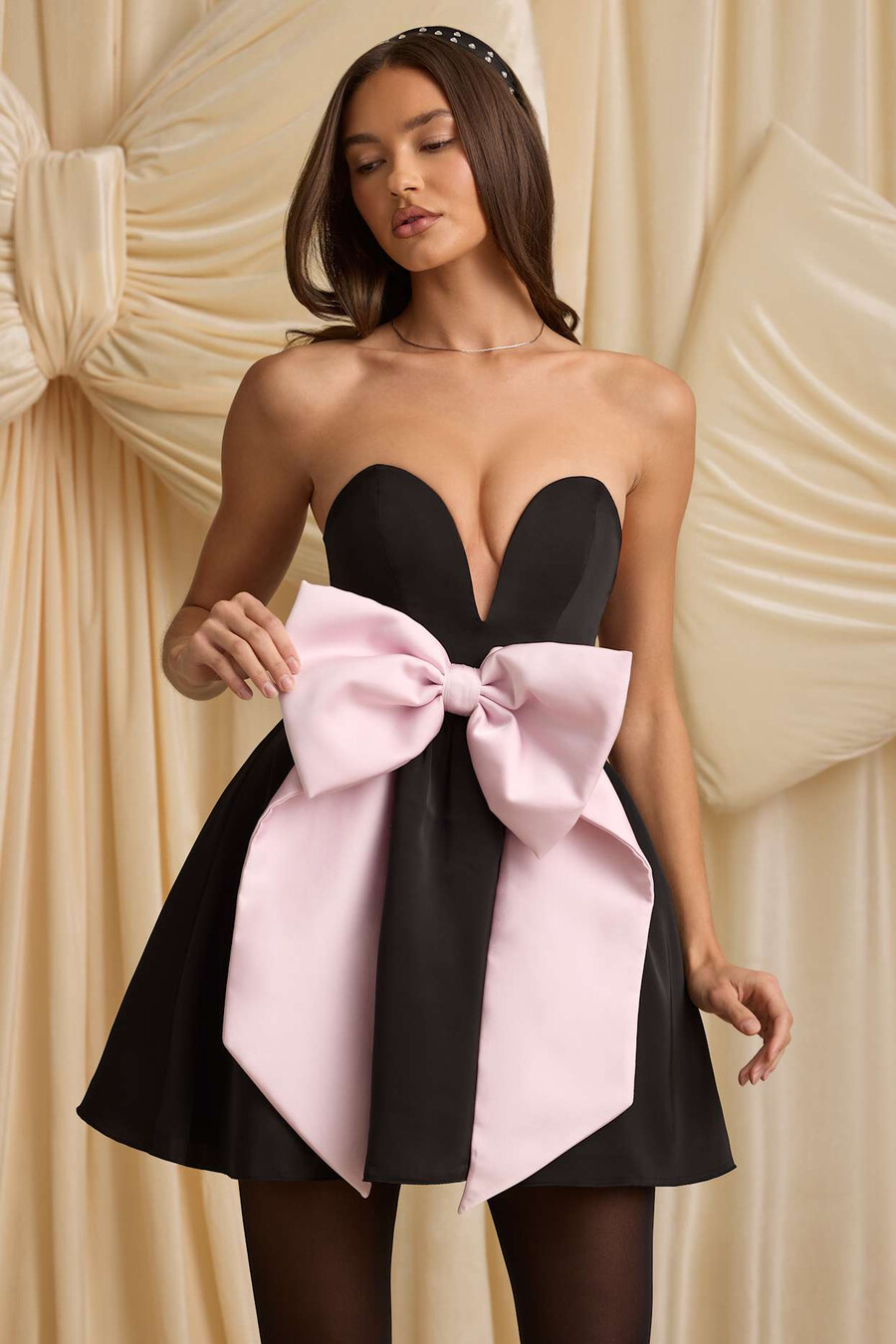 vestido curto corset com detalhe de laço na cor preta