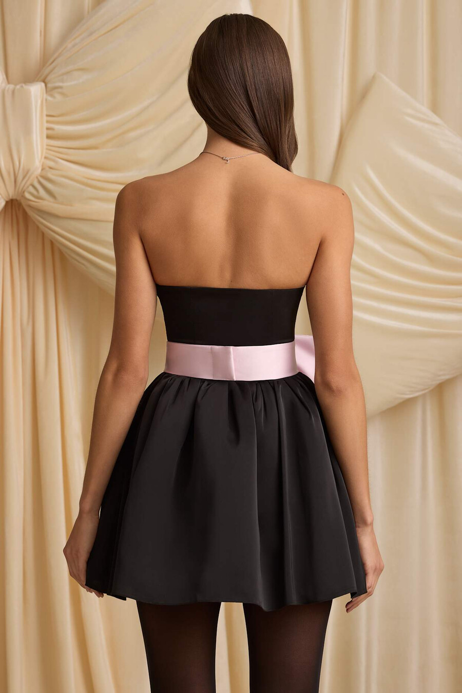 vestido curto corset com detalhe de laço na cor preta