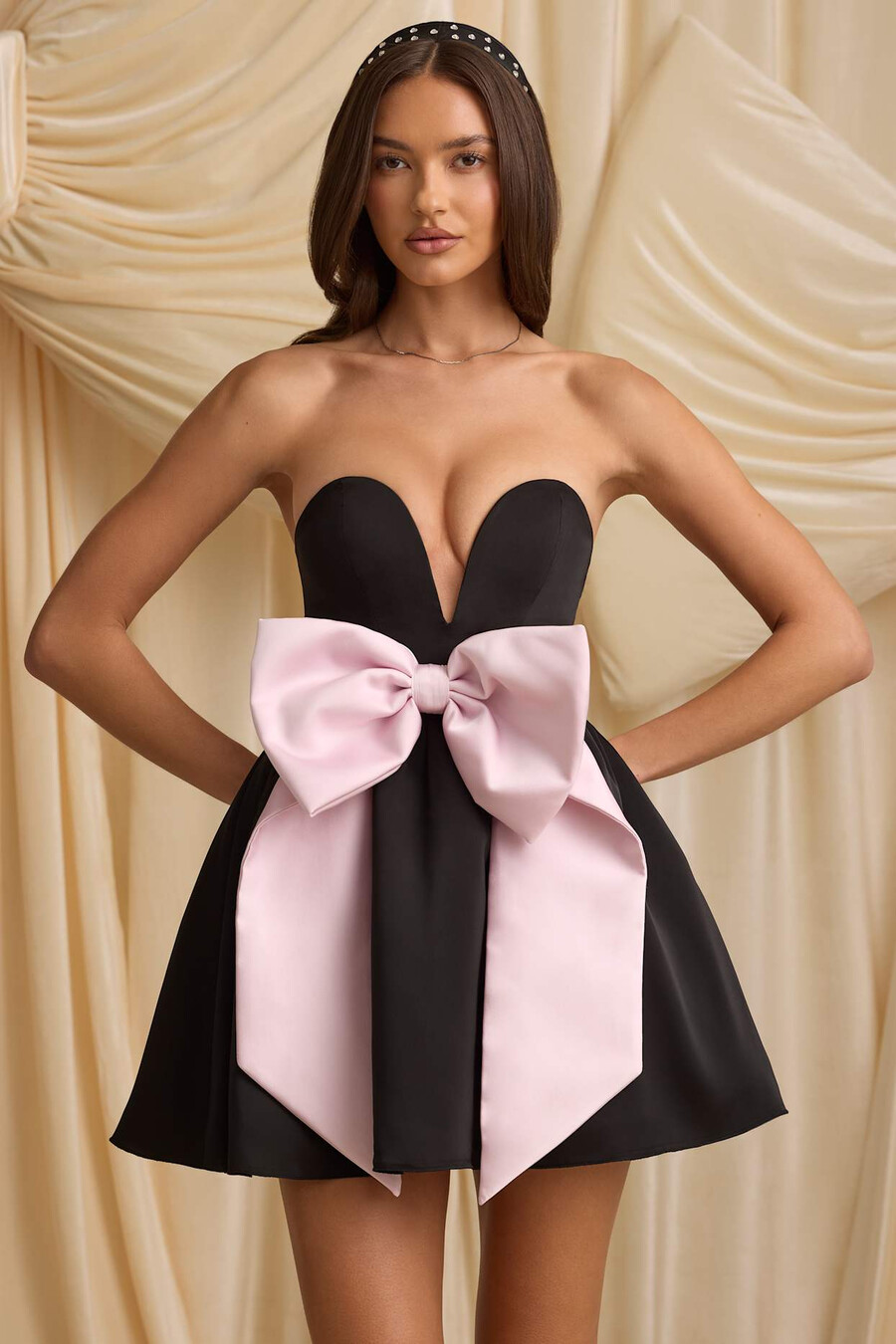 vestido curto corset com detalhe de laço na cor preta