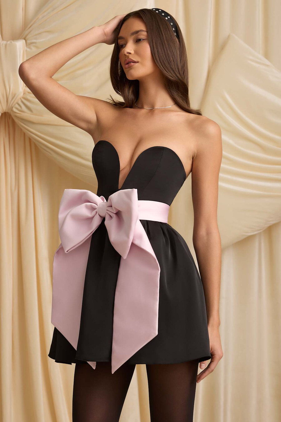 vestido curto corset com detalhe de laço na cor preta