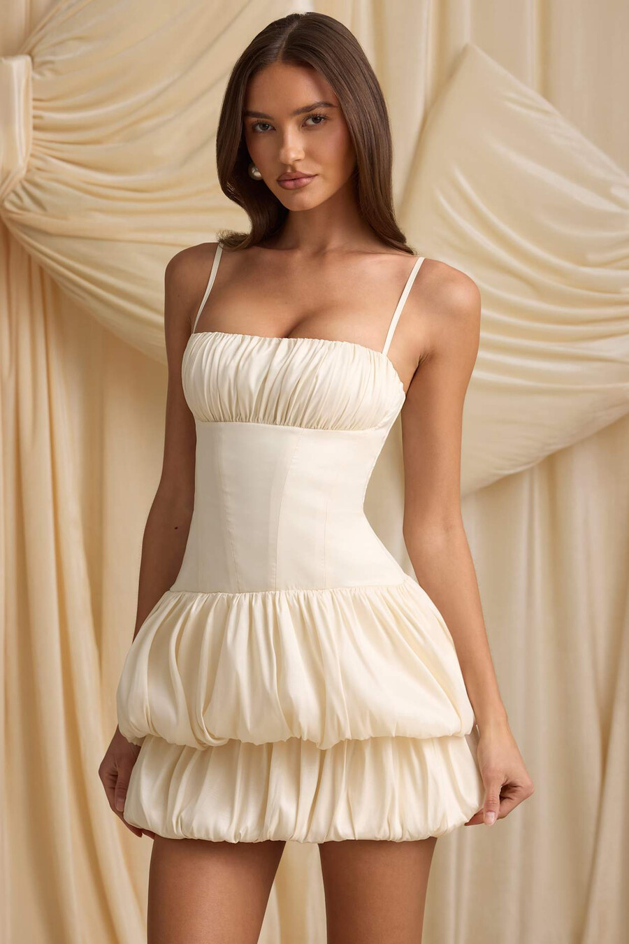 vestido curto corset com bainha em camadas e efeito bolha na cor marfim