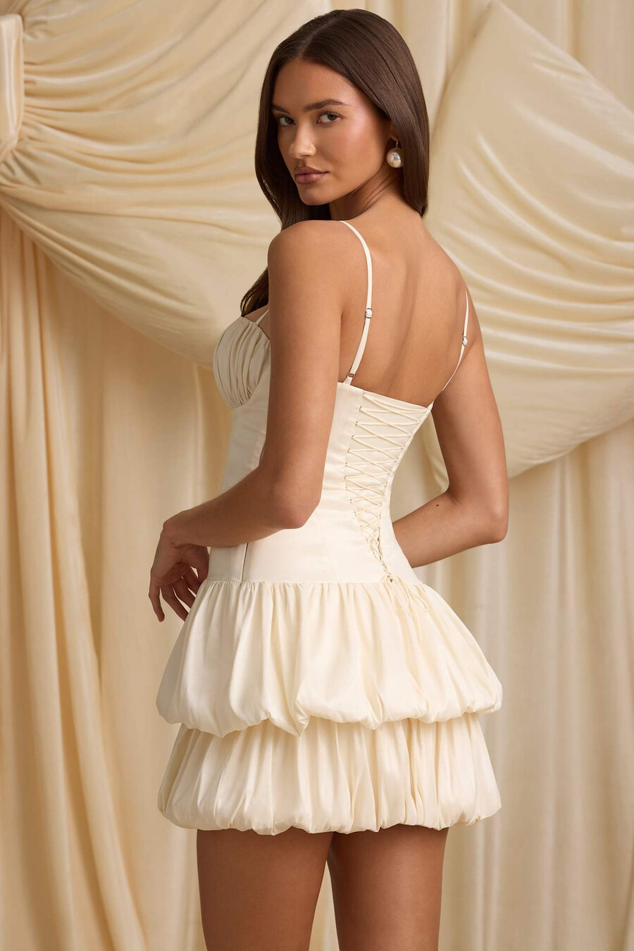 vestido curto corset com bainha em camadas e efeito bolha na cor marfim