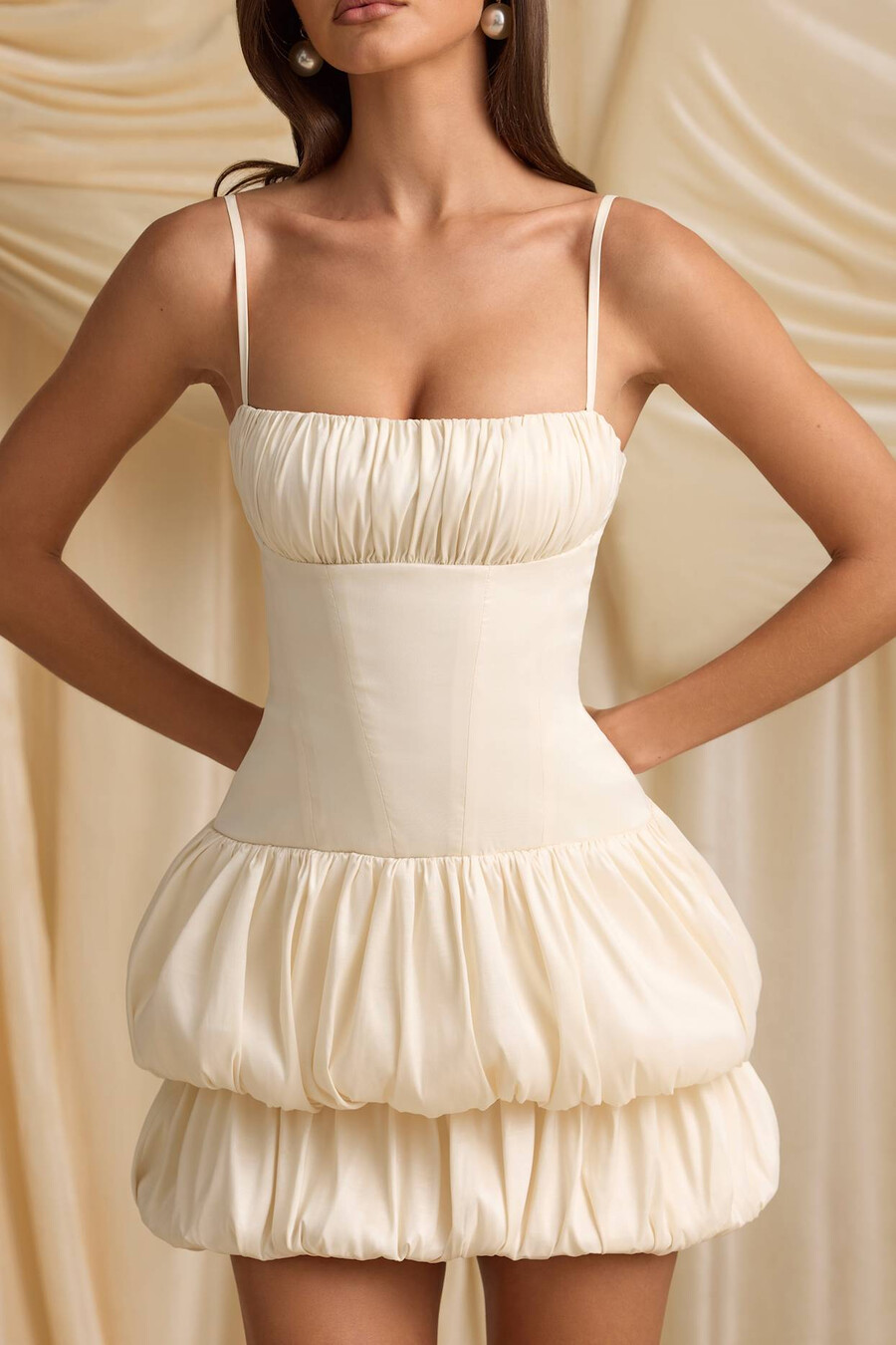 vestido curto corset com bainha em camadas e efeito bolha na cor marfim