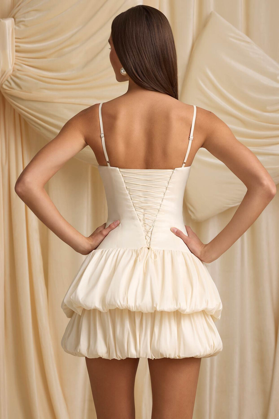 vestido curto corset com bainha em camadas e efeito bolha na cor marfim