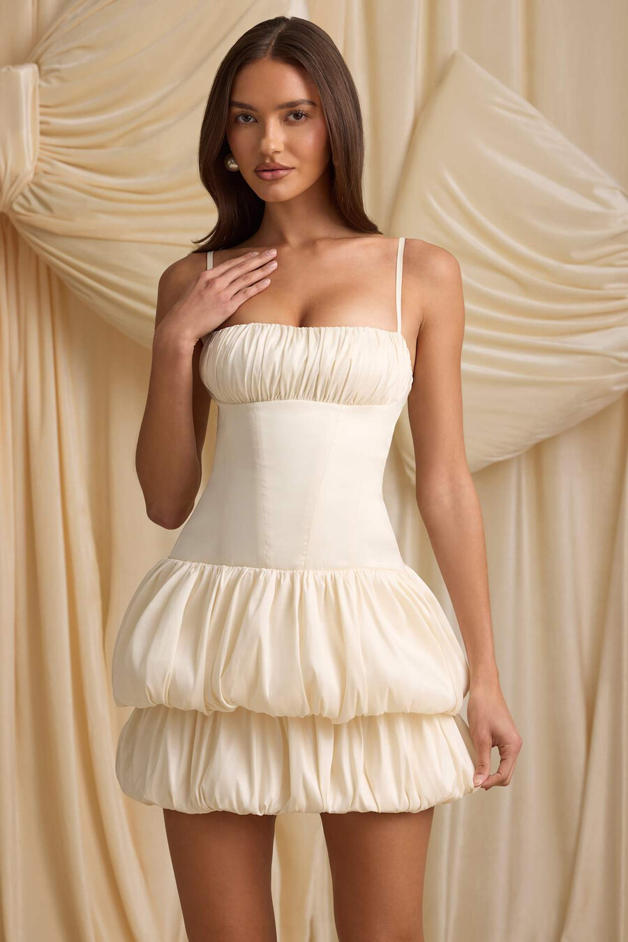 vestido curto corset com bainha em camadas e efeito bolha na cor marfim
