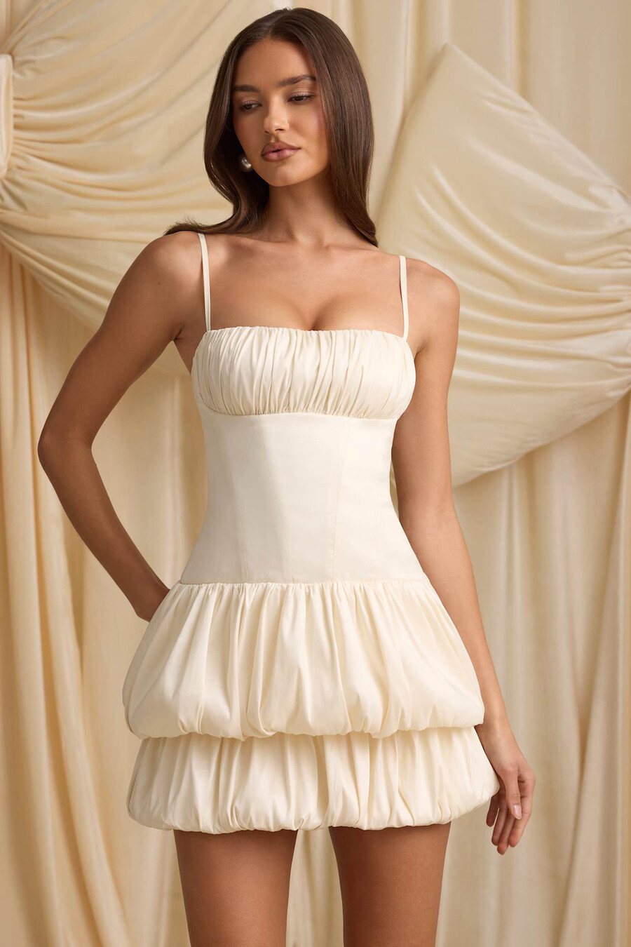 vestido curto corset com bainha em camadas e efeito bolha na cor marfim