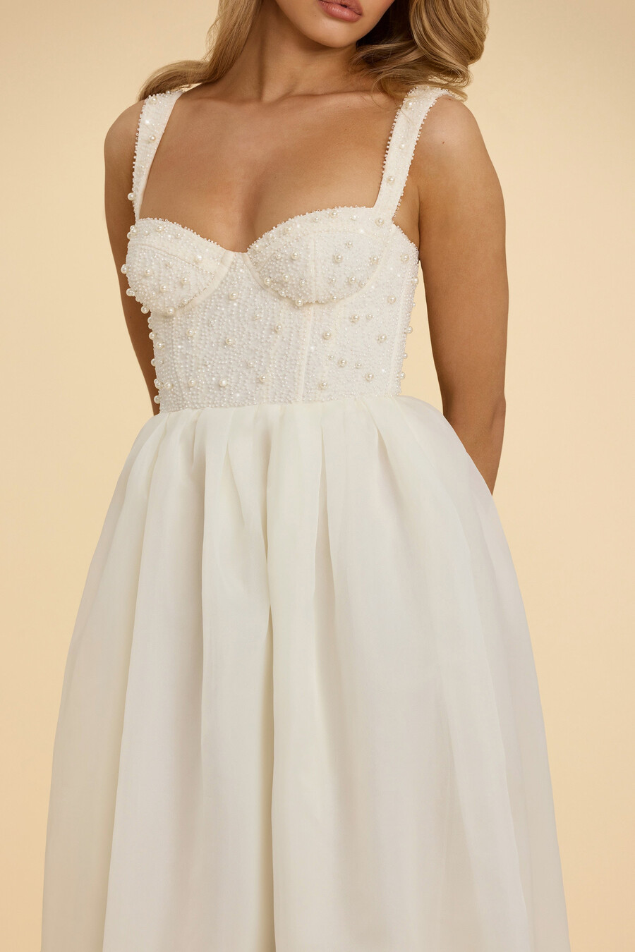 vestido longo de organza com espartilho na cor branca