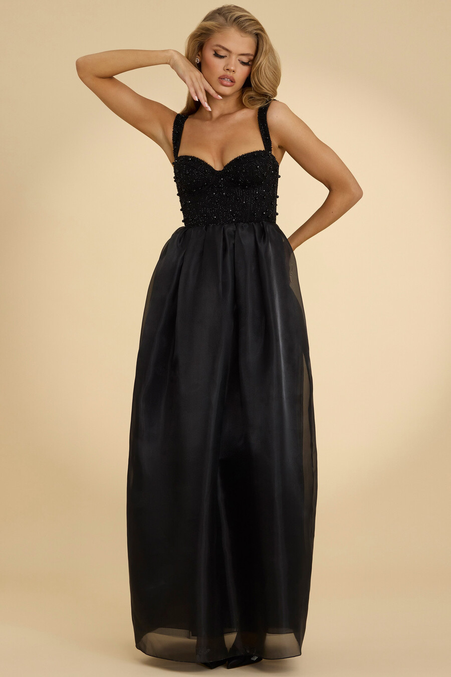 vestido longo de organza com espartilho na cor preta.