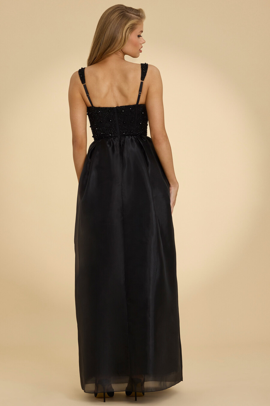 vestido longo de organza com espartilho na cor preta.