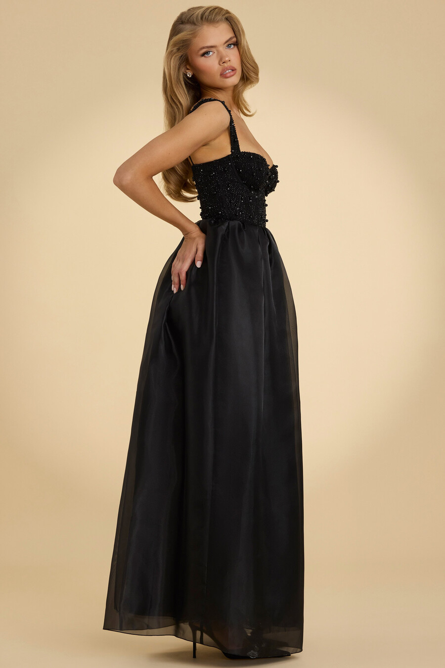 vestido longo de organza com espartilho na cor preta.