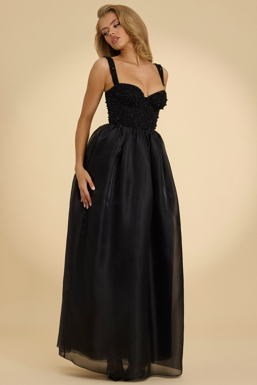 vestido longo de organza com espartilho na cor preta.