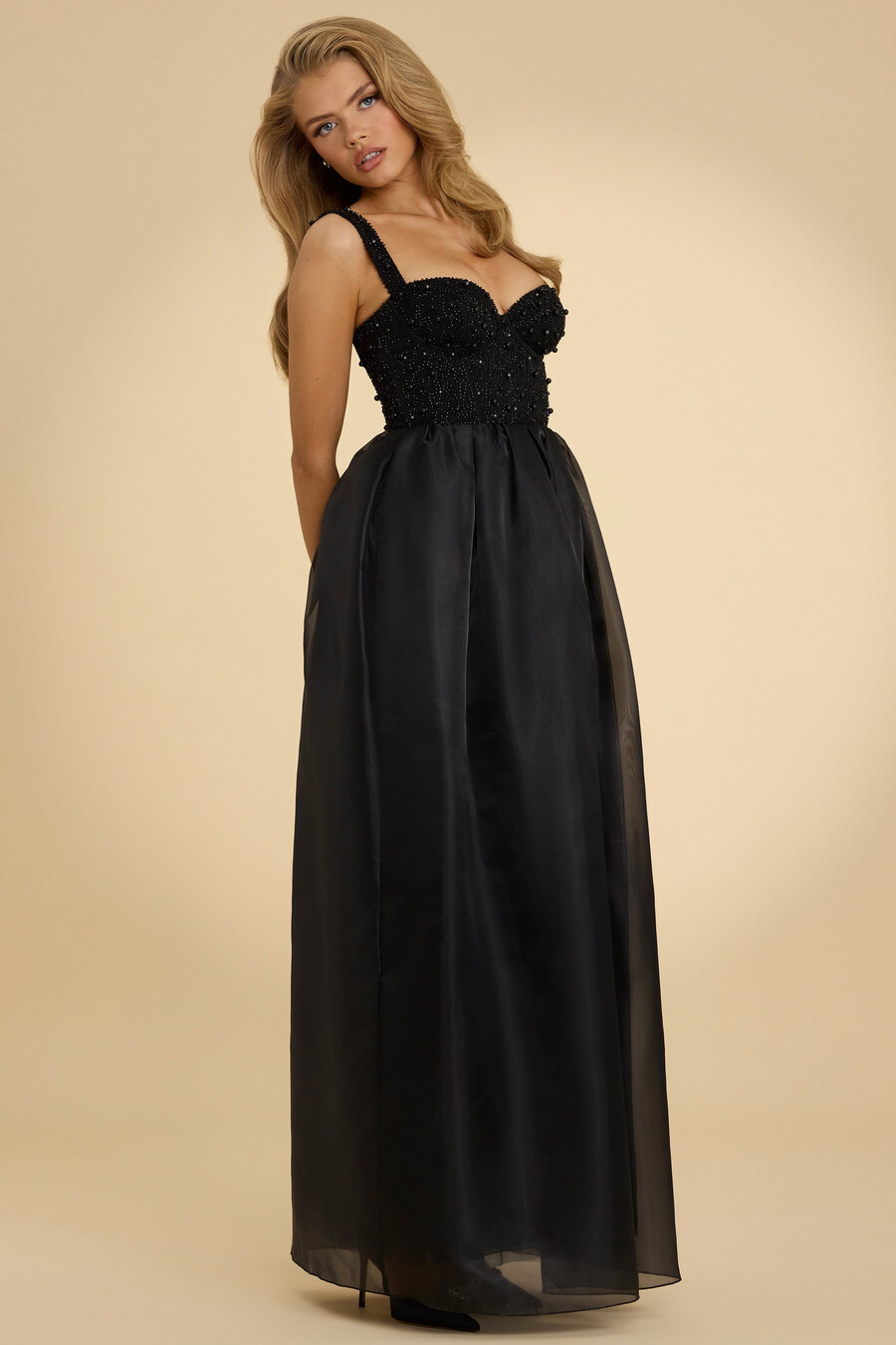 vestido longo de organza com espartilho na cor preta.