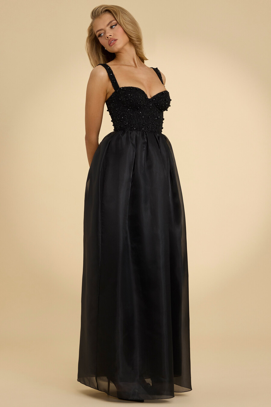 vestido longo de organza com espartilho na cor preta.