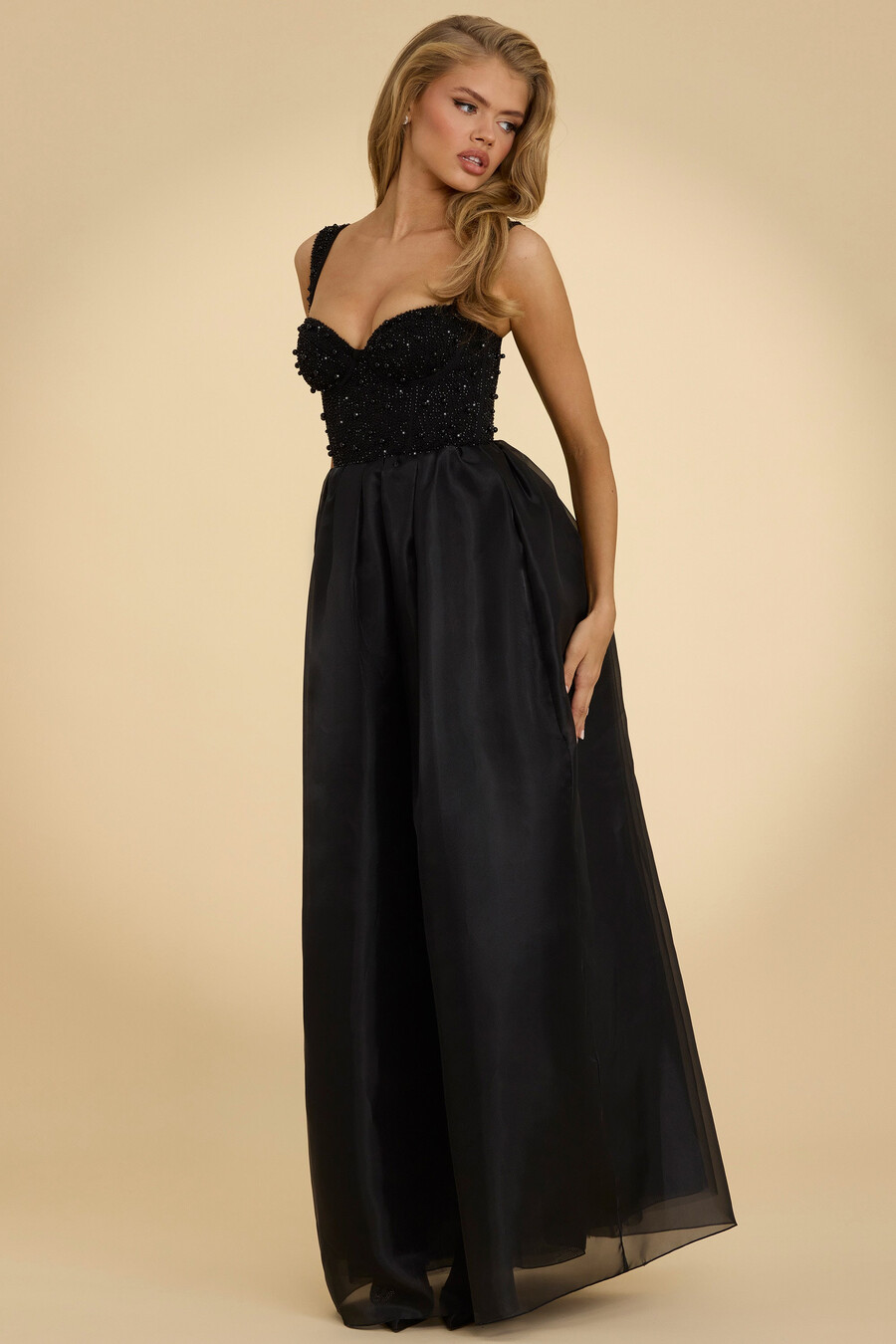 vestido longo de organza com espartilho na cor preta.