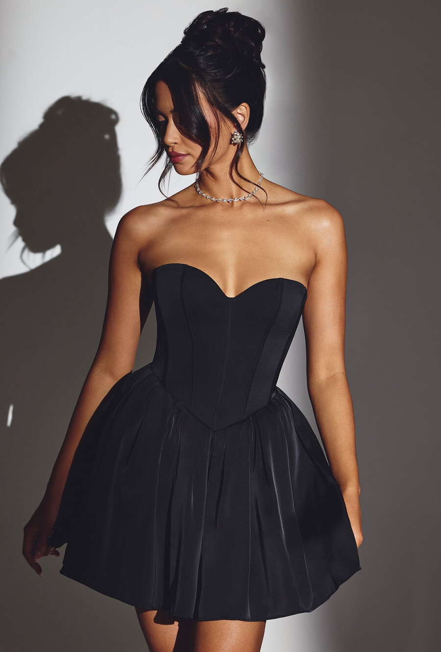 vestido curto de tule com espartilho na cor preta intensa.