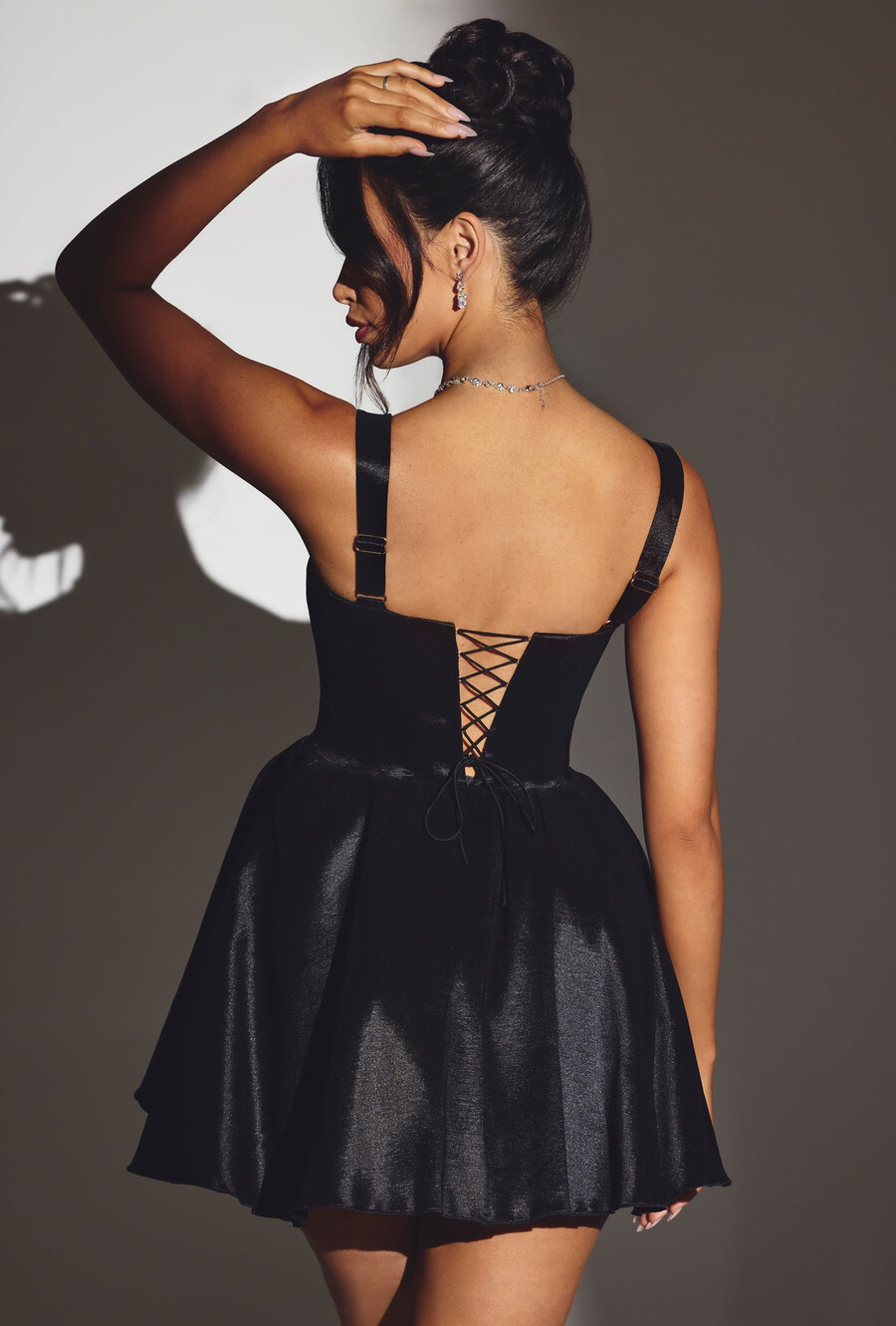 vestido curto de tafetá trançado com corpete na cor preta intensa.