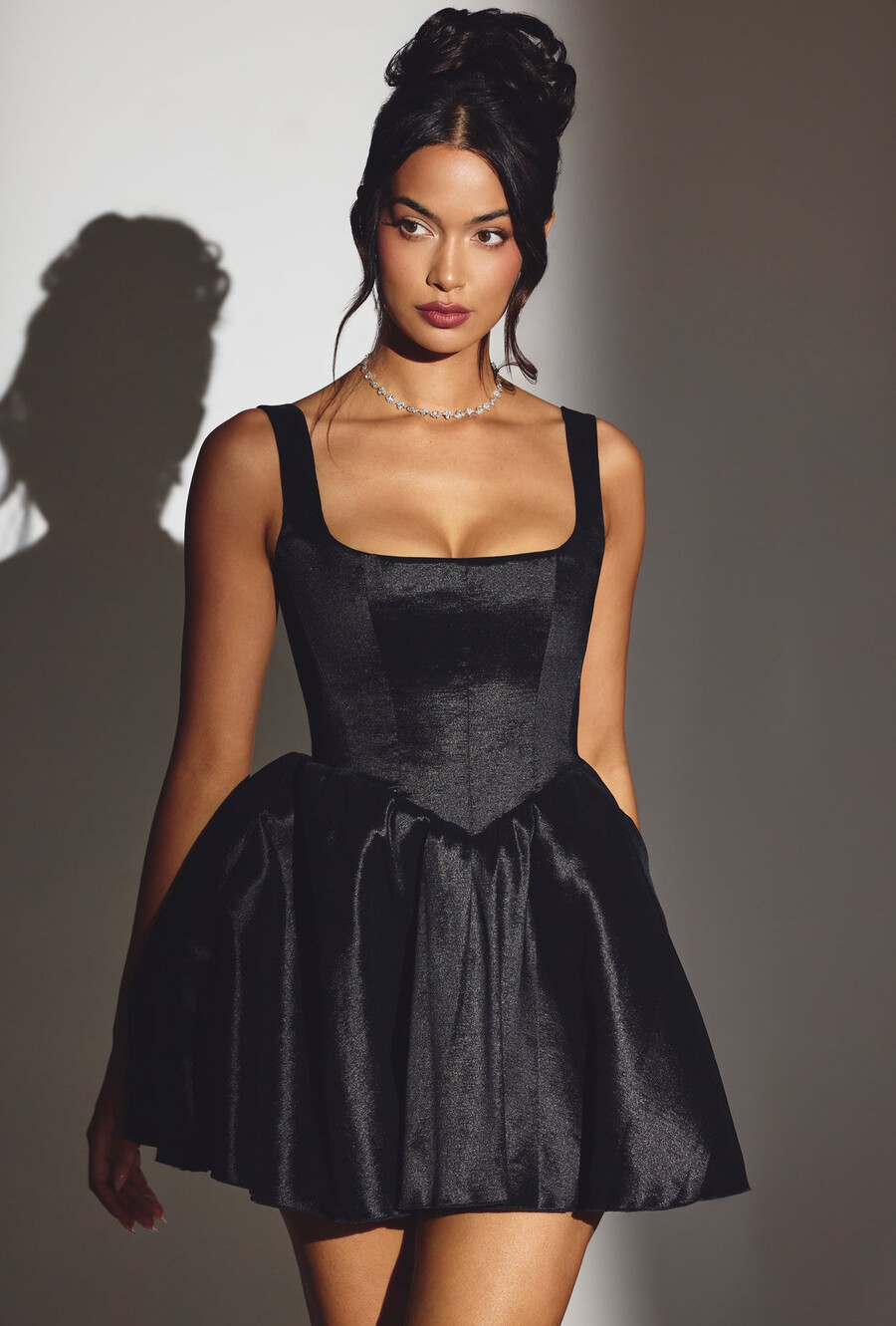 vestido curto de tafetá trançado com corpete na cor preta intensa.