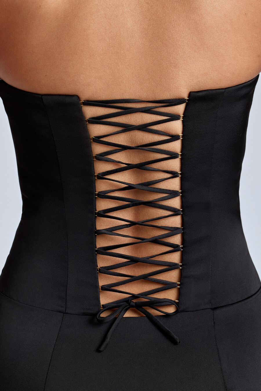 vestido curto com espartilho e amarração nas costas na cor preta.