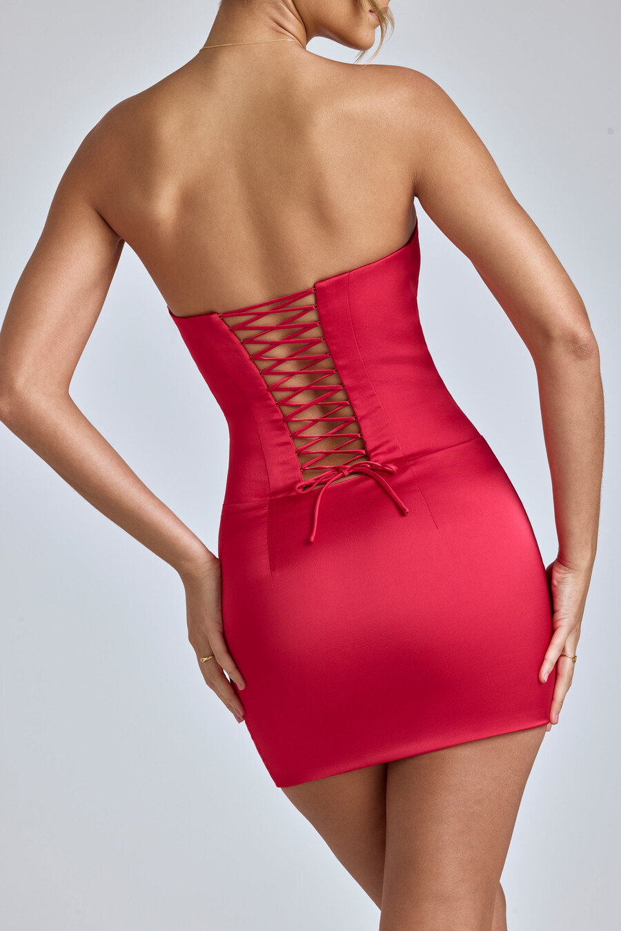 vestido curto com espartilho e amarração nas costas em vermelho cereja