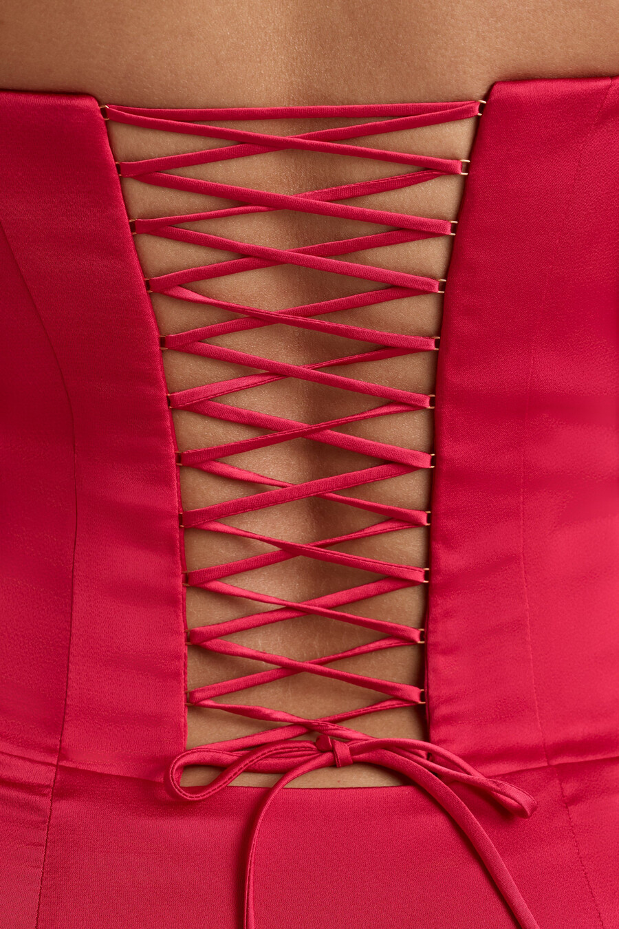 vestido curto com espartilho e amarração nas costas em vermelho cereja