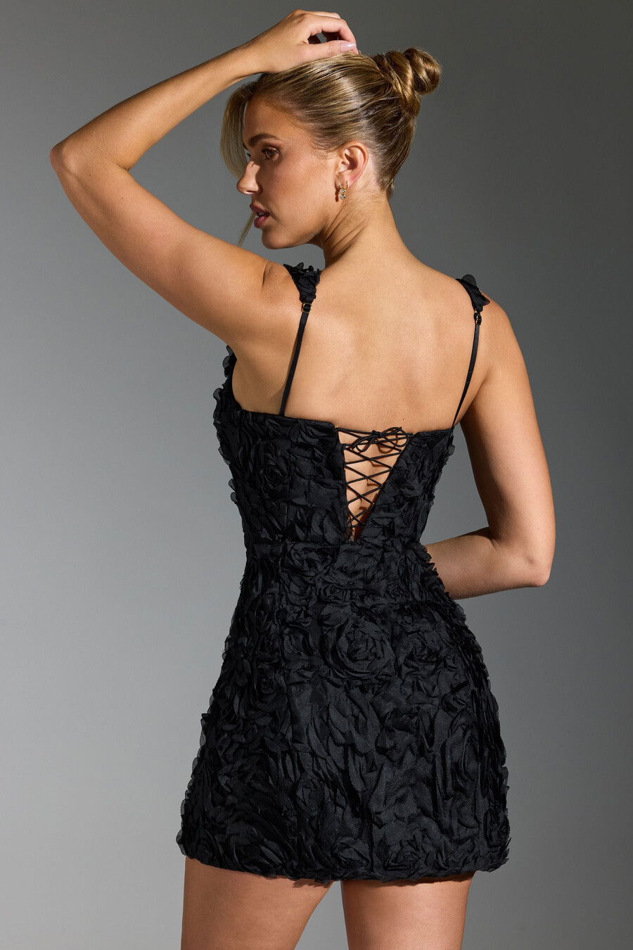 vestido curto corset com apliques florais na cor preta.