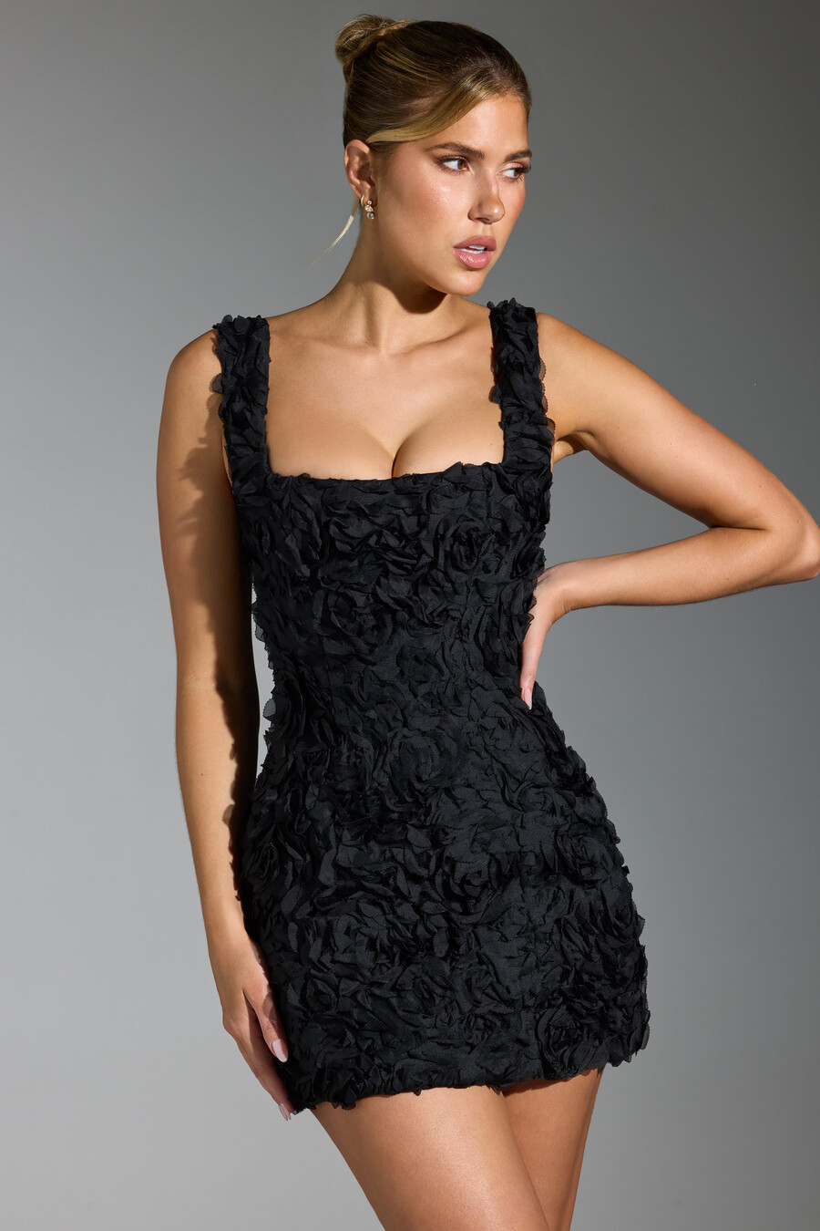vestido curto corset com apliques florais na cor preta.