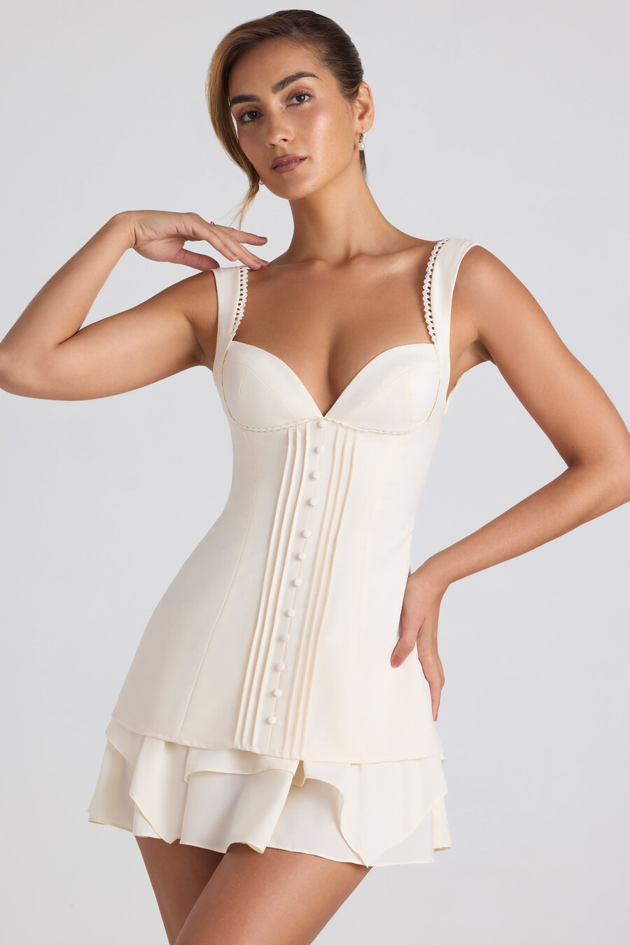 vestido curto estilo corset com detalhes de botões e babados na cor marfim