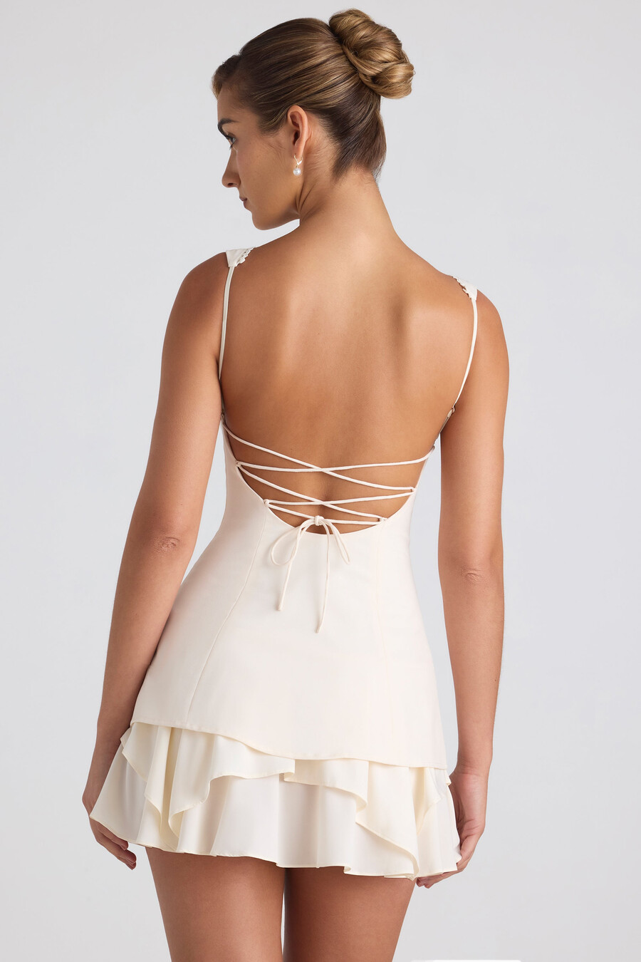 vestido curto estilo corset com detalhes de botões e babados na cor marfim