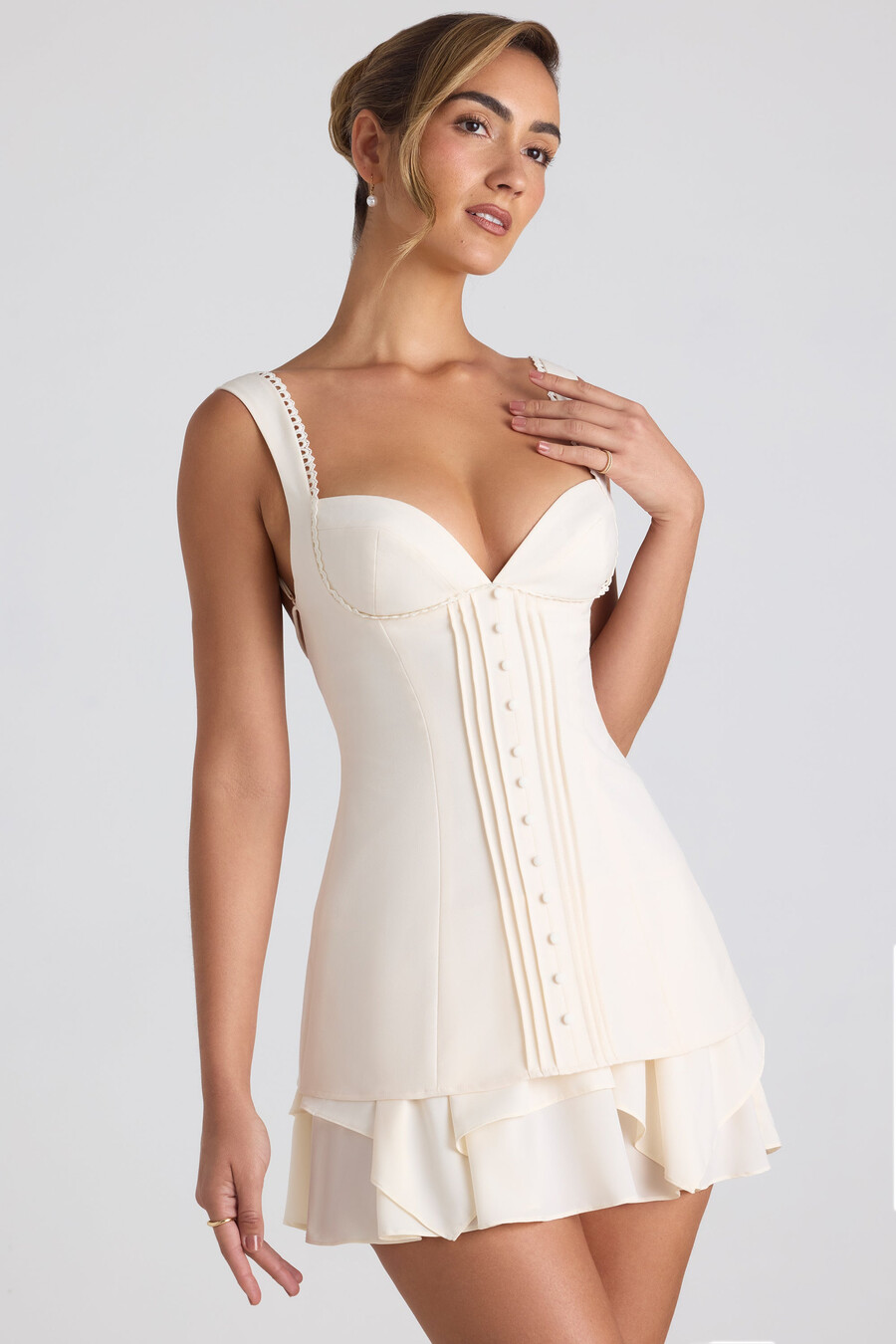 vestido curto estilo corset com detalhes de botões e babados na cor marfim