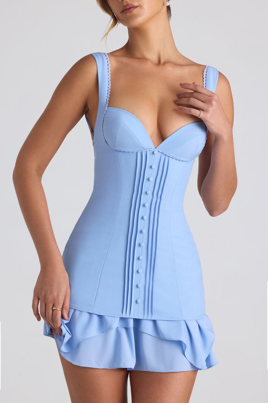vestido curto estilo corset com babados e detalhes de botões na cor azul celeste